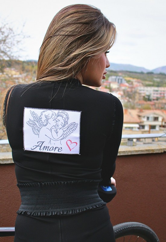 Karana AMORE – елегантен гащеризон с подчертан силует