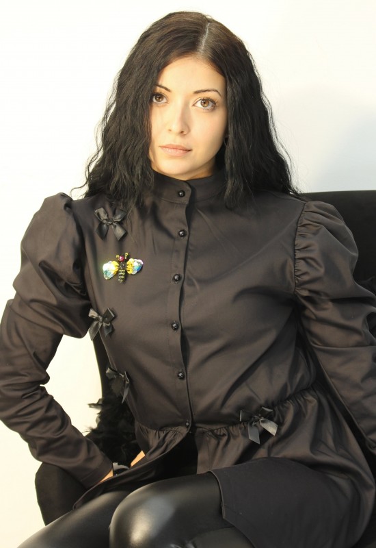 Черна риза  с буфан ръкав
