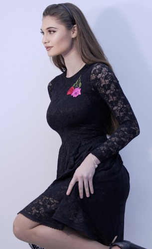 Черна дантелена рокля