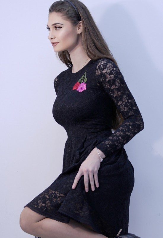 Черна дантелена рокля