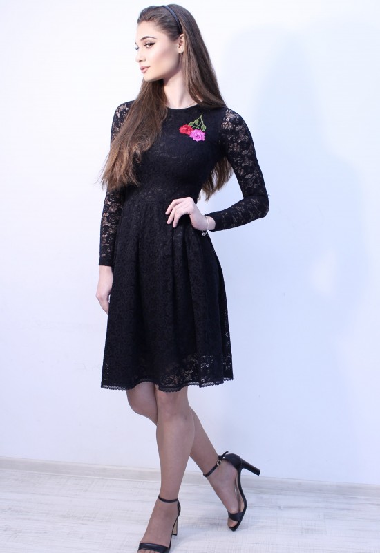 Черна дантелена рокля
