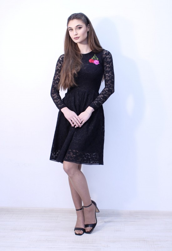 Черна дантелена рокля