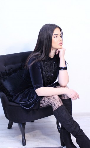 Черна рокля от кадифе /плюш/с ефектно деколте 